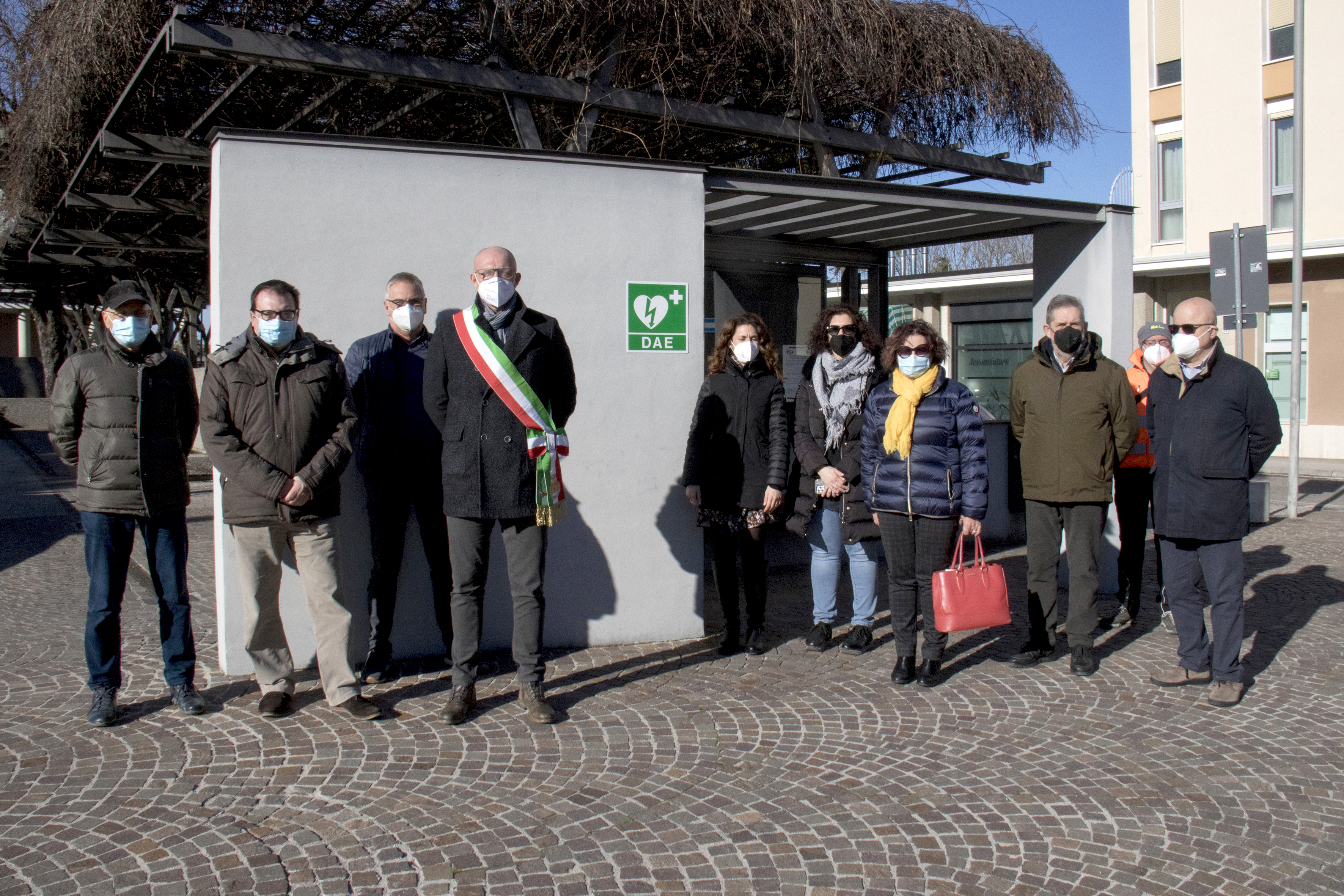 Nuovo defibrillatore in piazza a Pieris, attesi altri dispositivi salvavita